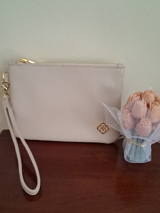 Kendra Scott Handbags - Kendra Scott. LIGHT Taupe Wristlet